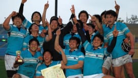 東日本大学セブンズで優勝した筑波大学の選手たち。初タイトル獲得で満面の笑み（撮影：松本か…